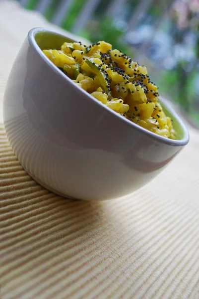 Gelber Reis in weißer Schüssel — Stockfoto