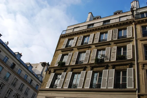 Edifício velho do apartamento, Paris — Fotografia de Stock