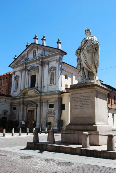 Kerk en standbeeld, novara — Stockfoto