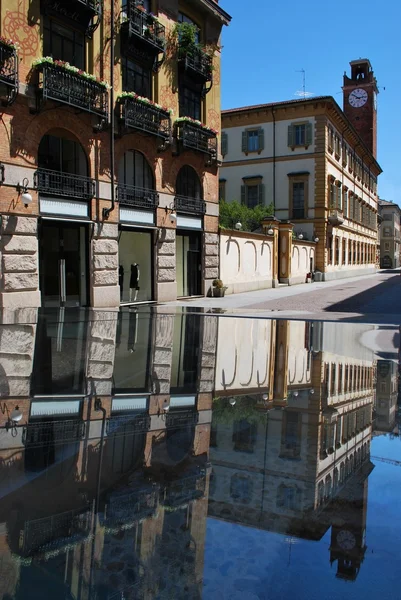 Reflexão de edifícios antigos, Novara — Fotografia de Stock
