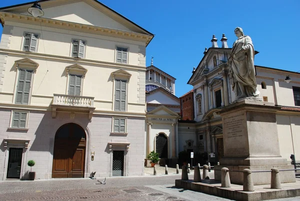 Kilise ve heykel, novara — Stok fotoğraf