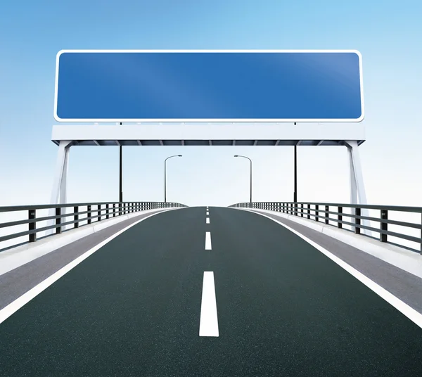 Puente de carretera con señal en blanco — Foto de Stock