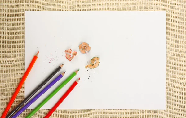Papier auf Bütten mit Bleistiften — Stockfoto