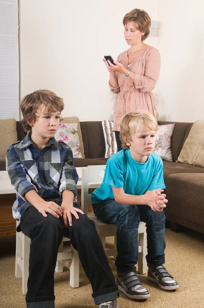 Дети смотрят телевизор — стоковое фото