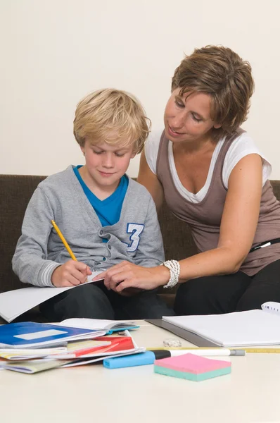 Göra läxor med mamma — Stockfoto