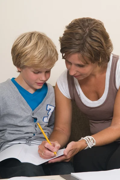 Huiswerk maken met moeder — Stockfoto