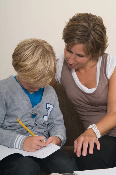 Huiswerk maken met moeder — Stockfoto