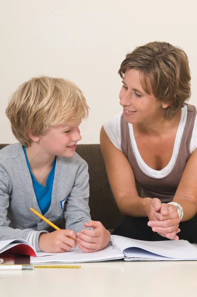 Doing homework with mother — Stock Photo, Image