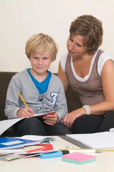 Fazendo lição de casa com a mãe — Fotografia de Stock