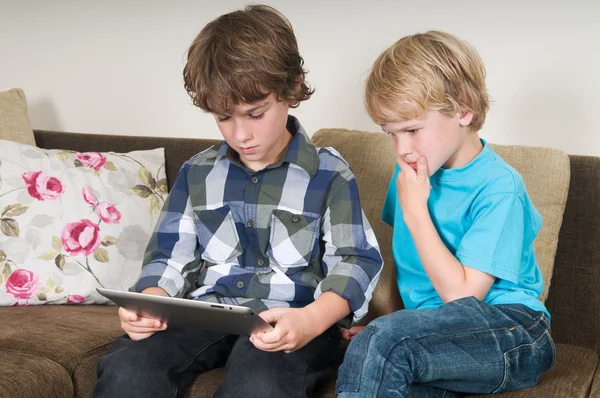 Barn som arbetar på en tablet PC — Stockfoto