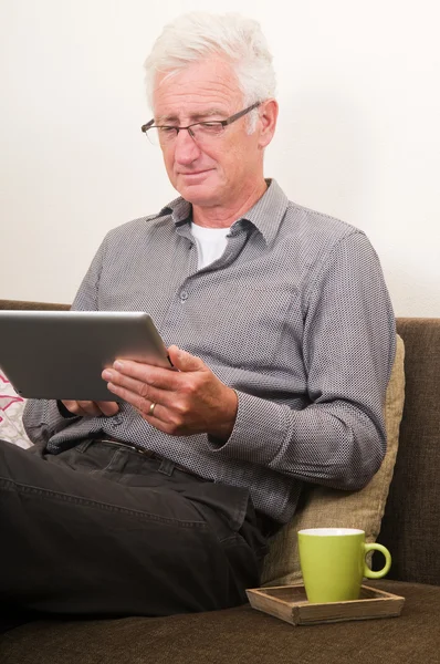 Senior trabajando en una tableta pc — Foto de Stock