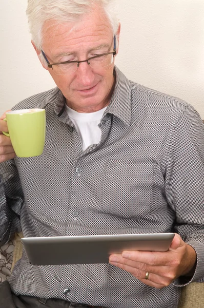 Senior trabajando en una tableta pc — Foto de Stock