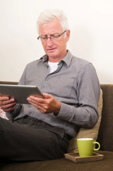 Senior arbeitet am Tablet-PC — Stockfoto