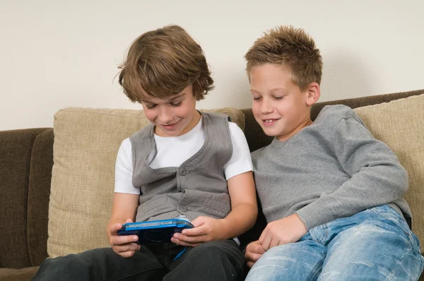 Two friends on a computergame — Stock Photo, Image