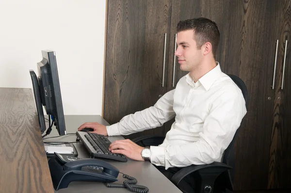 Male worker at a helpdesk — Stock Photo, Image