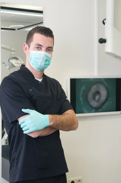 Дантист в стоматологической практике — стоковое фото