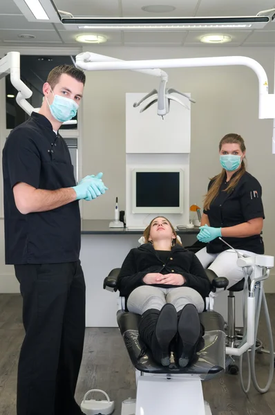 Dentista com enfermeiro e paciente — Fotografia de Stock