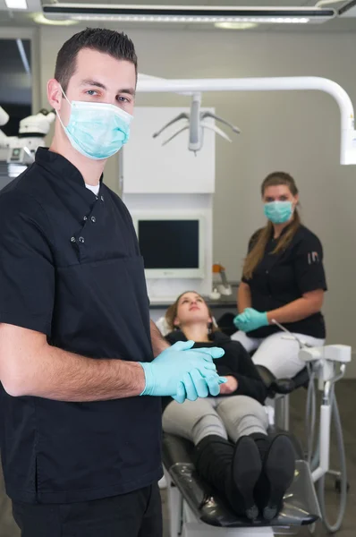 Dentista con infermiere e paziente — Foto Stock