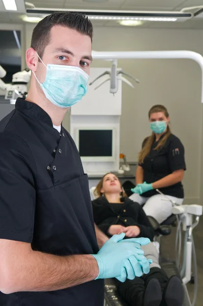 牙医与护士和病人 — 图库照片