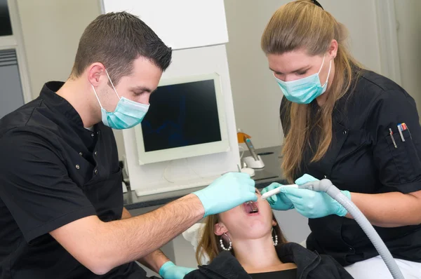 Paziente presso lo studio dentistico — Foto Stock