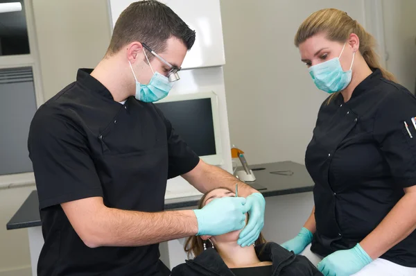Pacjent w praktyce stomatologicznej — Zdjęcie stockowe