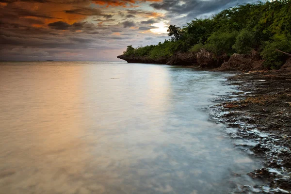 Pôr do sol sobre a ilha de Nalusuan nas Filipinas — Fotografia de Stock