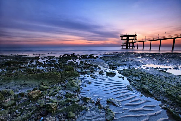 Prachtige kleurrijke zonsopgang langs de kust — Stockfoto