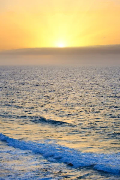 Salida del sol sobre el Océano Atlántico —  Fotos de Stock