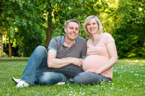 Casal grávida no parque — Fotografia de Stock
