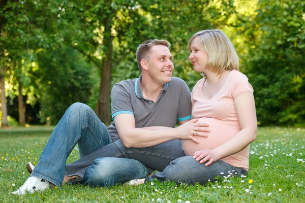 在公园的怀孕夫妇 — 图库照片