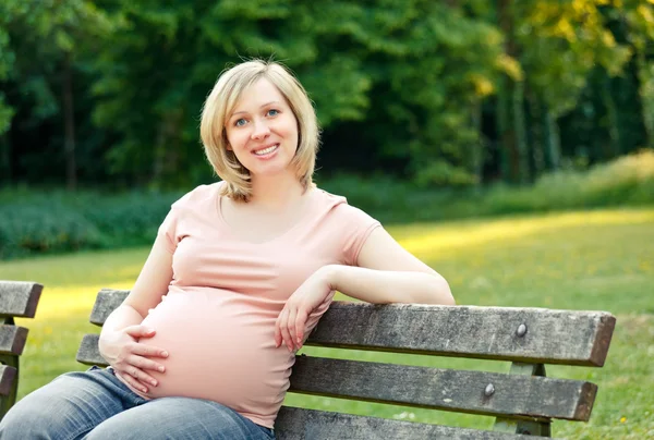 Femme enceinte dans le parc — Photo