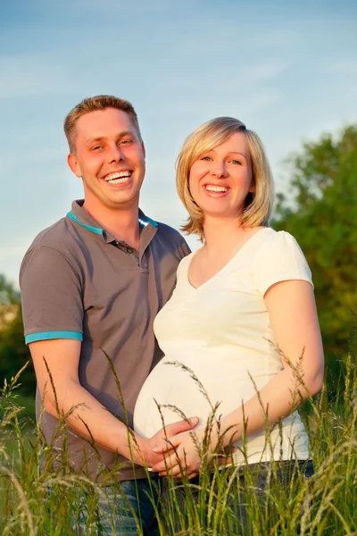 공원에서 임신 부부 — 스톡 사진