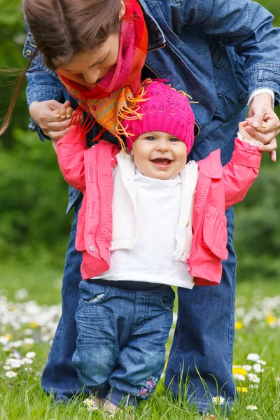 Primi passi del bambino — Foto Stock