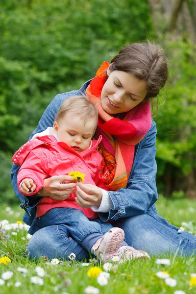 Madre con el bebé en el parque —  Fotos de Stock