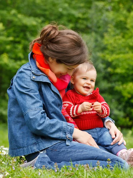 Anne ile bebeği Park — Stok fotoğraf