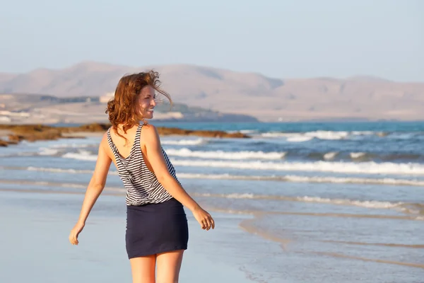 Ung kvinde på en strand - Stock-foto