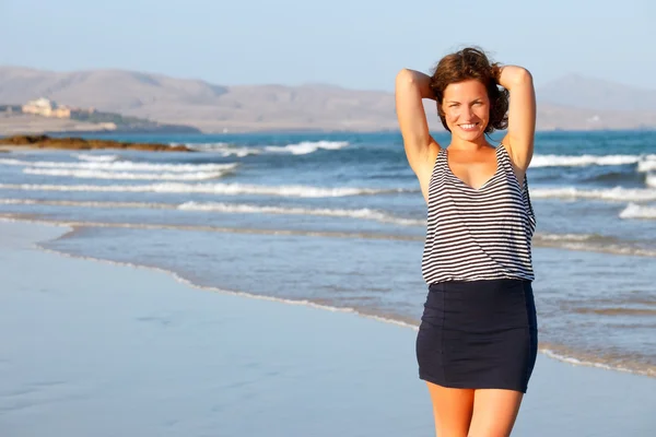 Jonge vrouw op een strand — Stockfoto