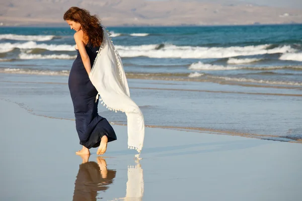 Kumsalda genç bir kadın — Stok fotoğraf