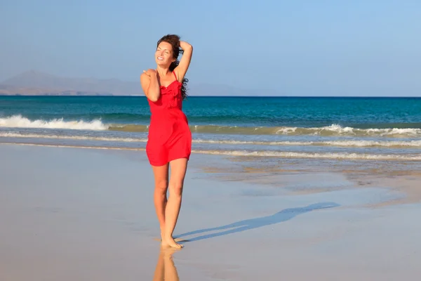 Jonge vrouw op een strand — Stockfoto
