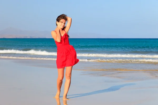 Mujer joven en una playa — Foto de Stock