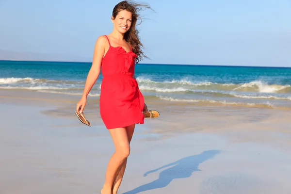 Fiatal nő a tengerparton — Stock Fotó
