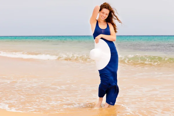 Mujer joven en la playa del océano — Foto de Stock