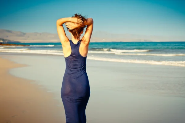 Mujer joven en la playa — Foto de Stock