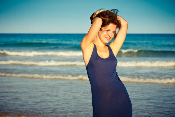 Młoda kobieta na plaży — Zdjęcie stockowe
