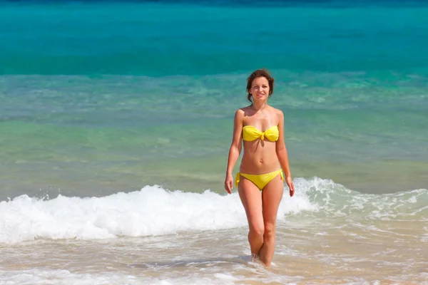 Молода жінка на пляжі — стокове фото