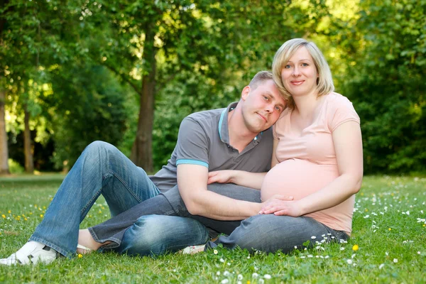 在公园的怀孕夫妇 — 图库照片