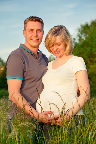 Casal grávida no parque — Fotografia de Stock