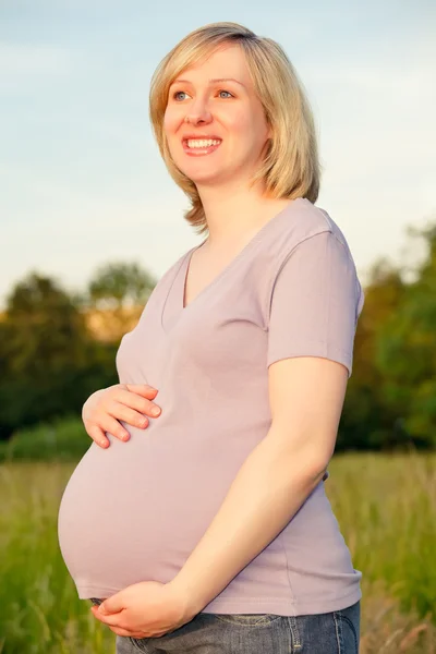 Parktaki hamile kadın. — Stok fotoğraf