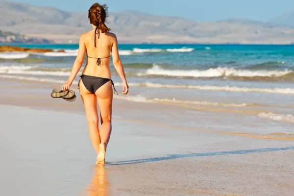 Junge Frau am Strand — Stockfoto