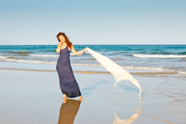 Mujer joven en la playa — Foto de Stock